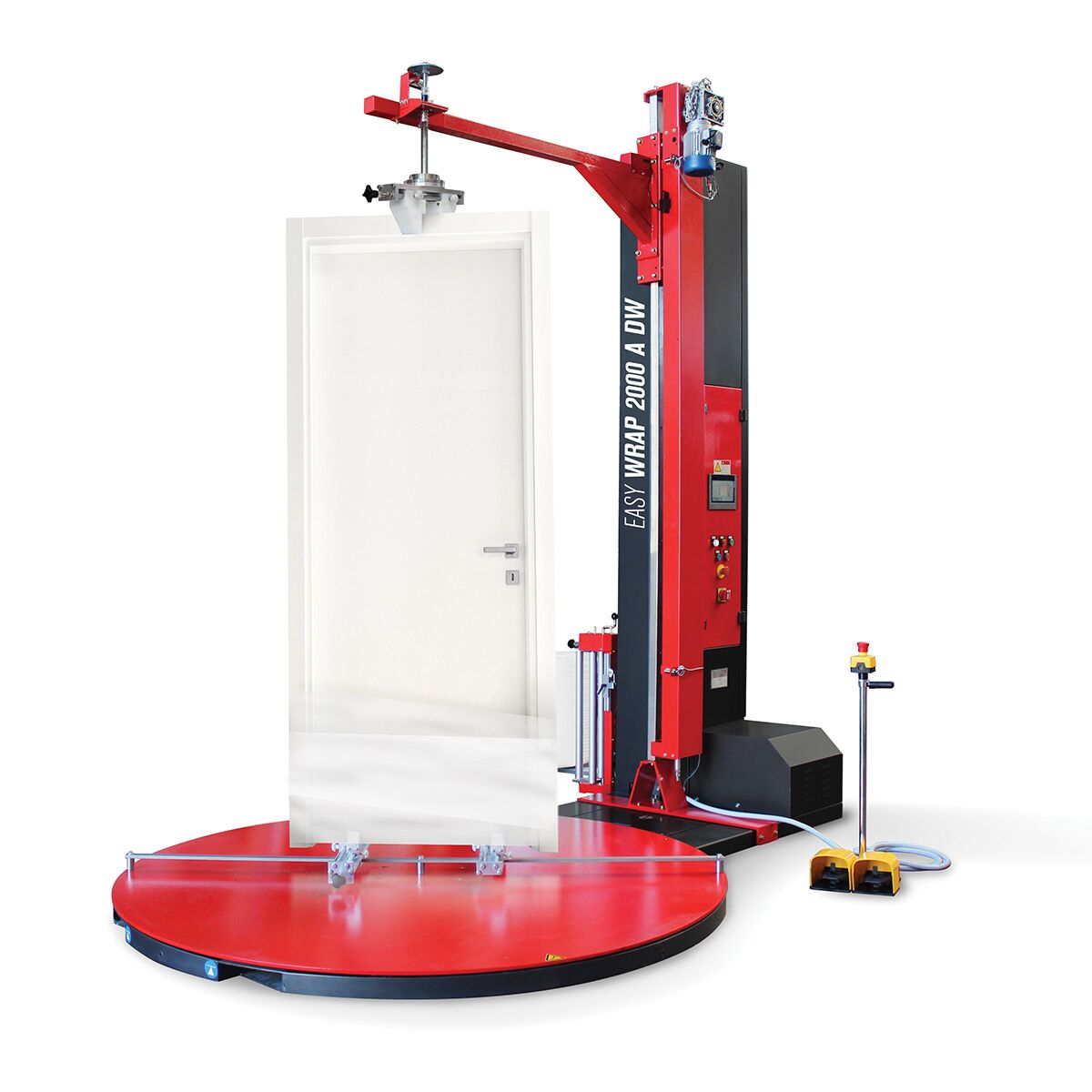 Czerwono-czarna Półautomatyczna owijarka do okien i drzwi Easy Wrap 2000A DW mocuje białe drzwi pionowo na obrotowej platformie do owijania, wyposażonej w panele sterowania i bariery bezpieczeństwa.