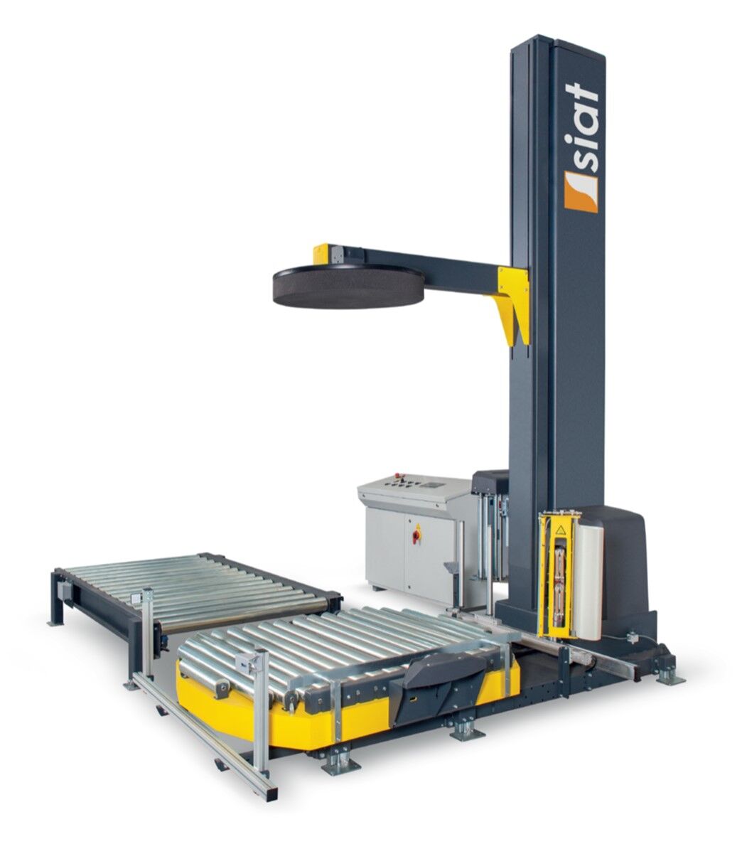 Automatyczna owijarka palet ProWrap F/A to duża przemysłowa owijarka stretch wyposażona w pionową kolumnę z logo "siatki", górne ramię, szaro-żółty design i wbudowany system przenośników rolkowych.